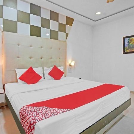 Flagship 83490 Hotel Bently Palace Мумбай Екстериор снимка