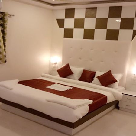 Flagship 83490 Hotel Bently Palace Мумбай Екстериор снимка