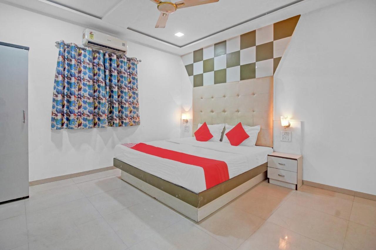 Flagship 83490 Hotel Bently Palace Мумбай Екстериор снимка
