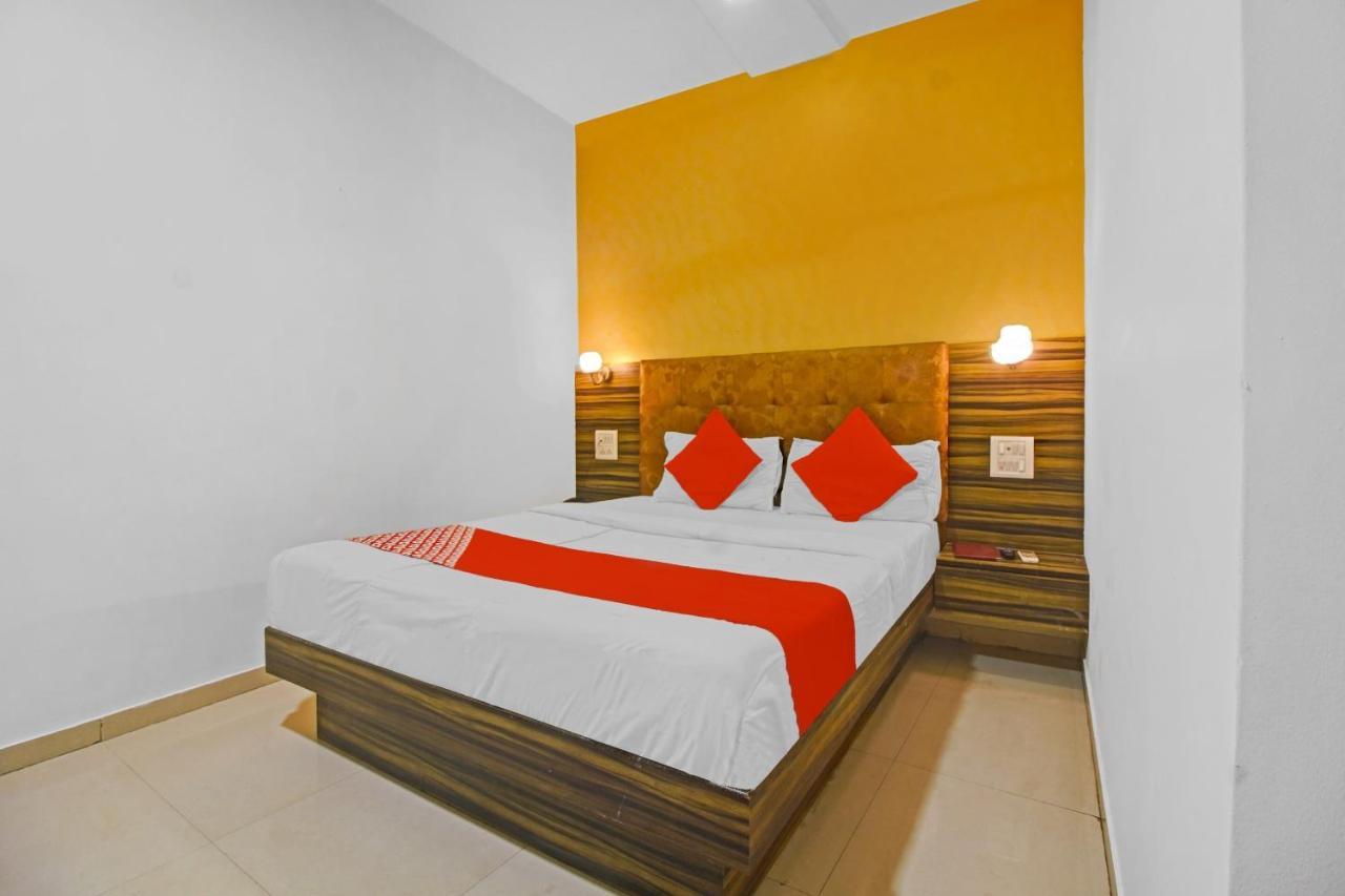 Flagship 83490 Hotel Bently Palace Мумбай Екстериор снимка