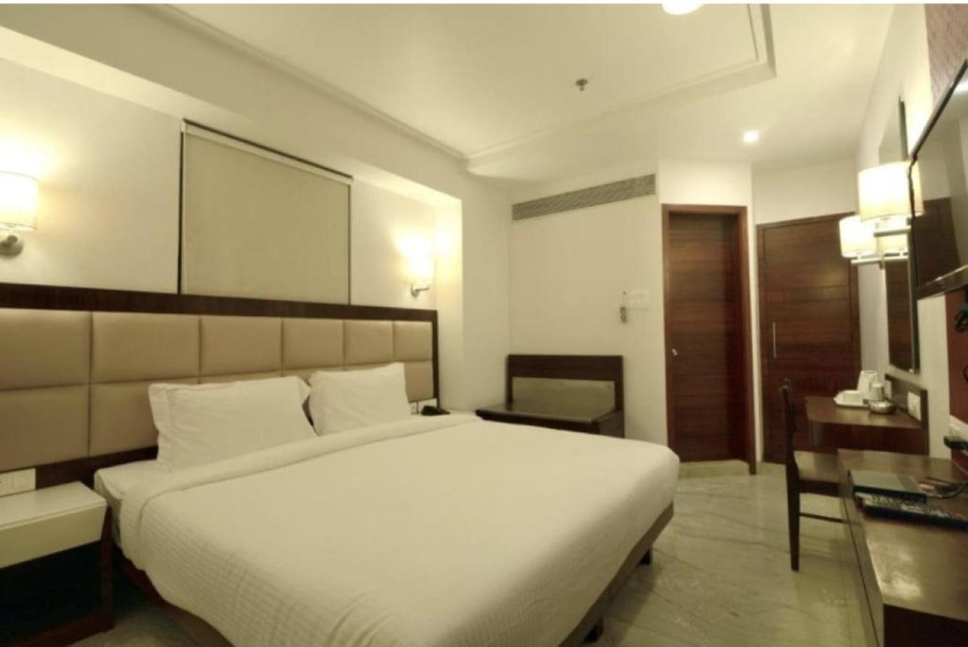 Flagship 83490 Hotel Bently Palace Мумбай Екстериор снимка