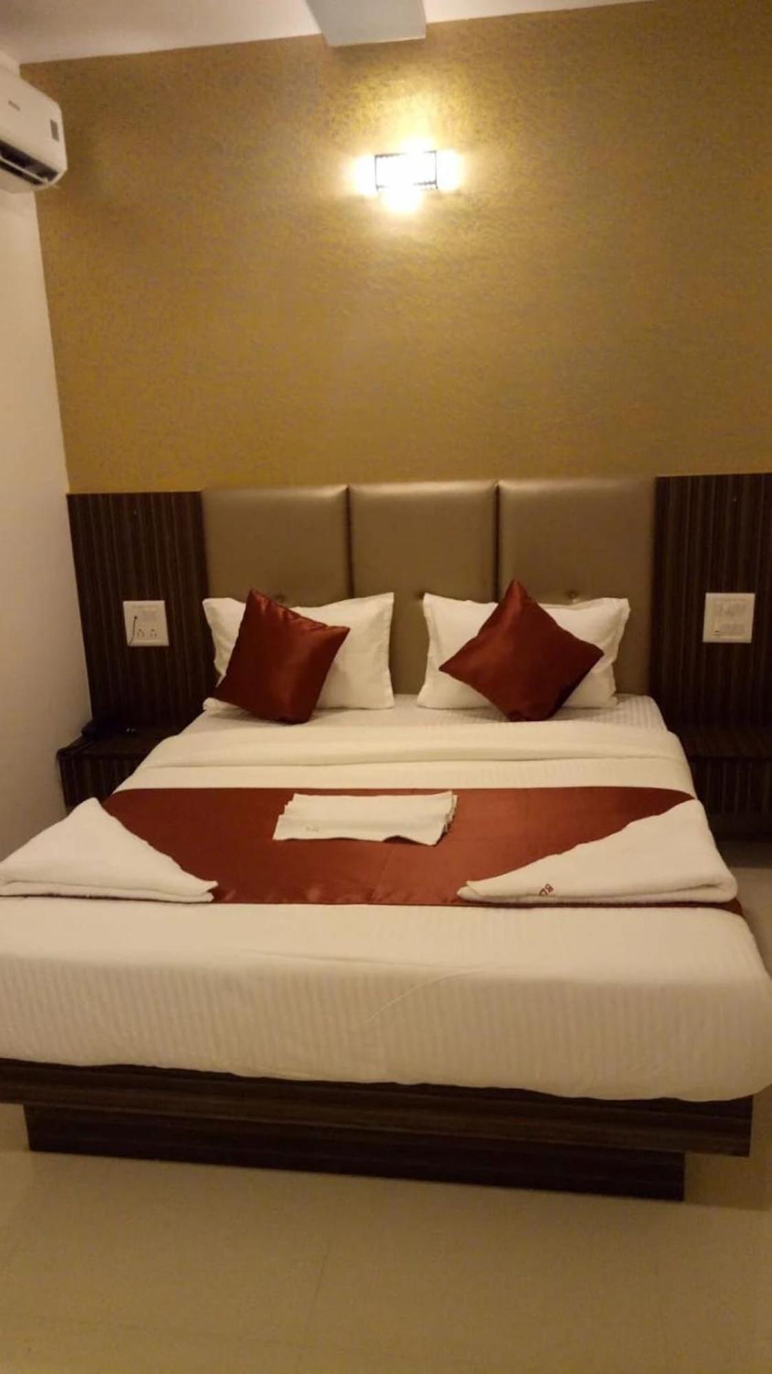 Flagship 83490 Hotel Bently Palace Мумбай Екстериор снимка