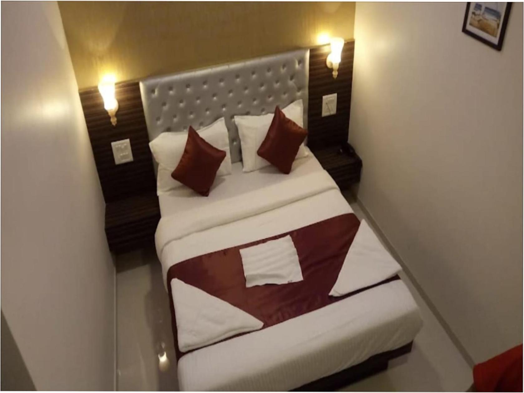 Flagship 83490 Hotel Bently Palace Мумбай Екстериор снимка