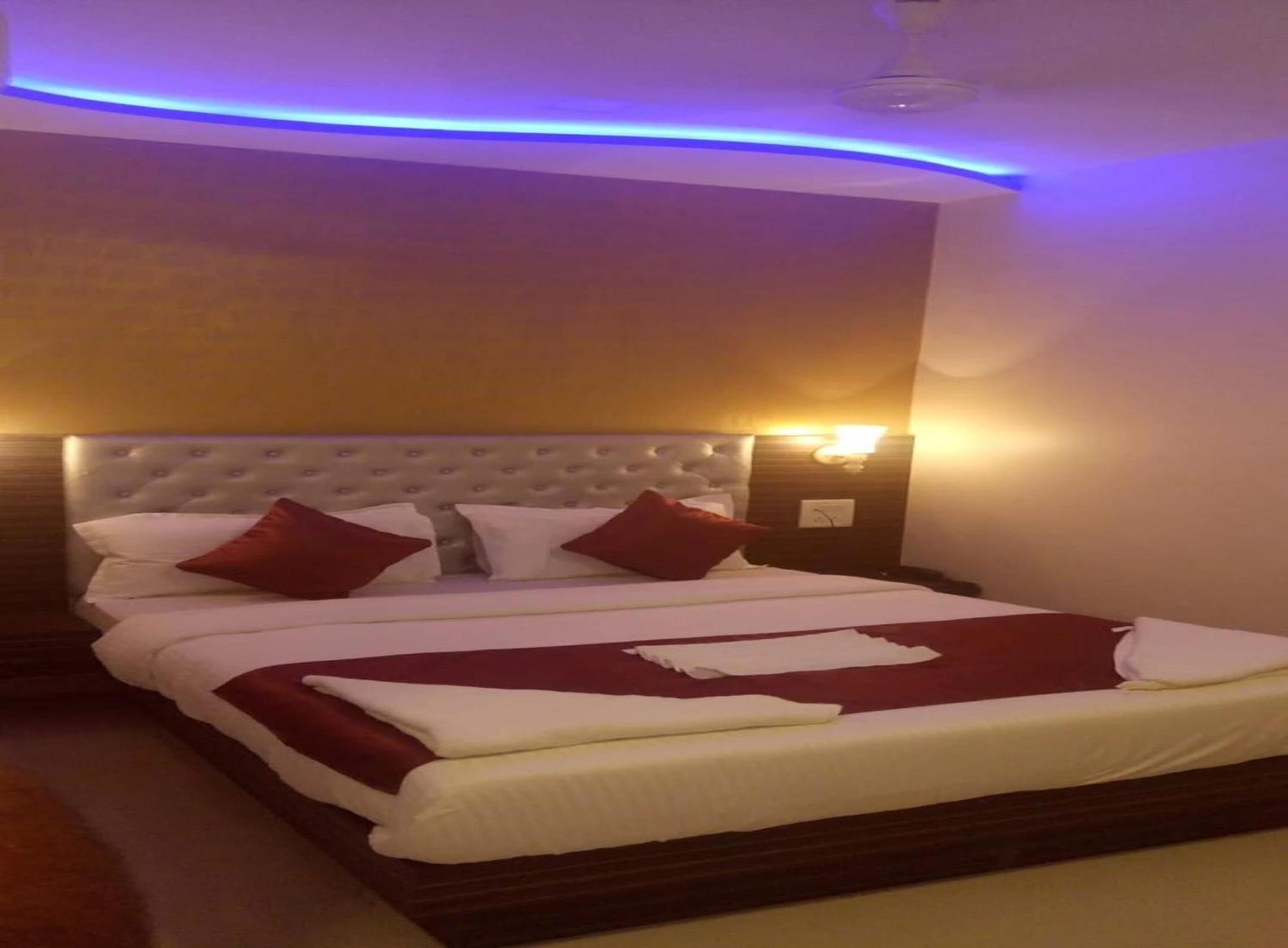 Flagship 83490 Hotel Bently Palace Мумбай Екстериор снимка