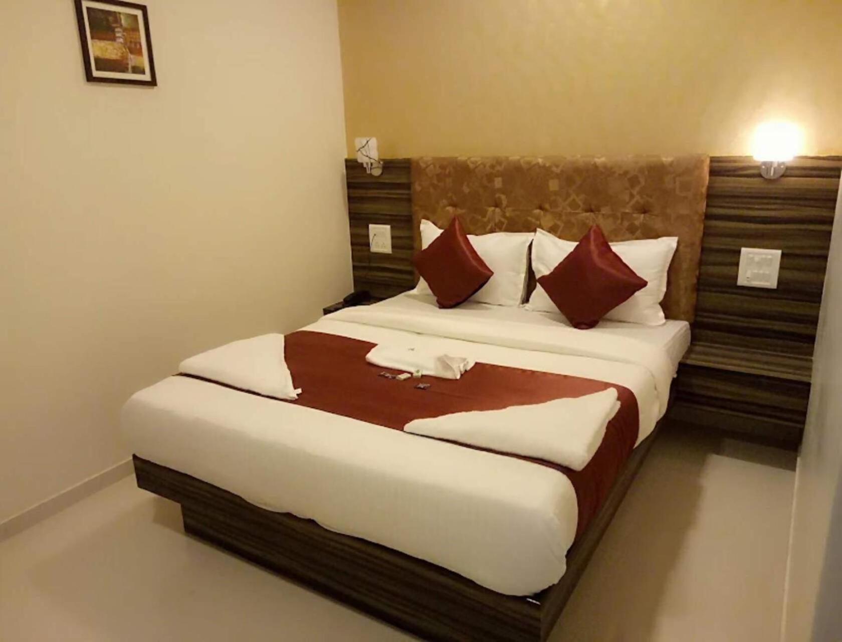 Flagship 83490 Hotel Bently Palace Мумбай Екстериор снимка